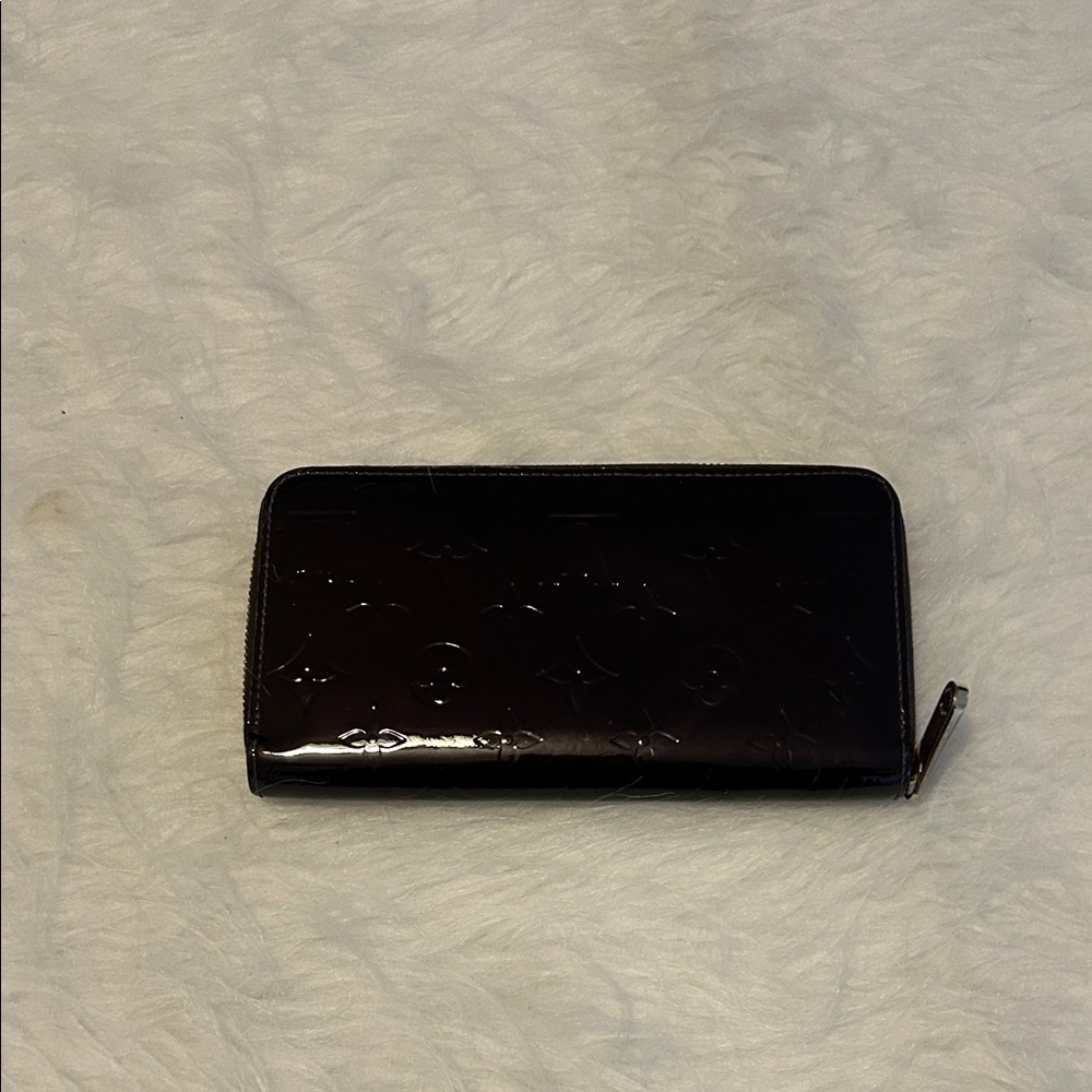 Louis Vuitton Monogram Vernis Zippy wallet in the Amarante color